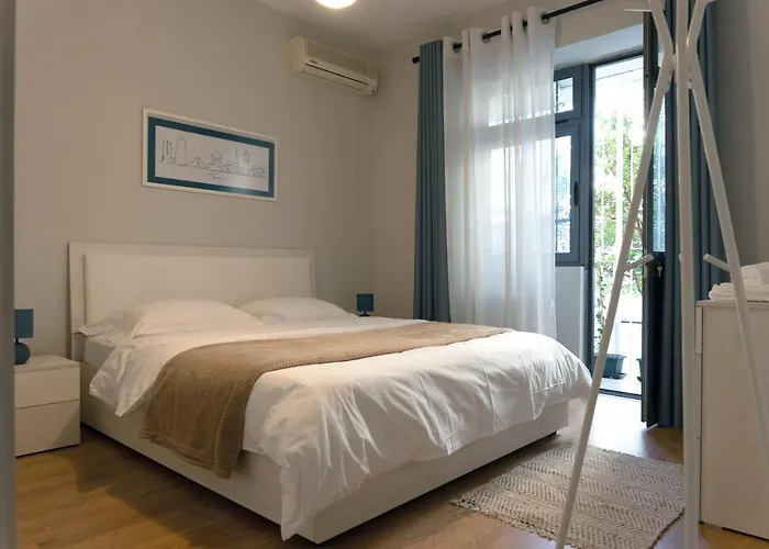 Center * Τίρανα